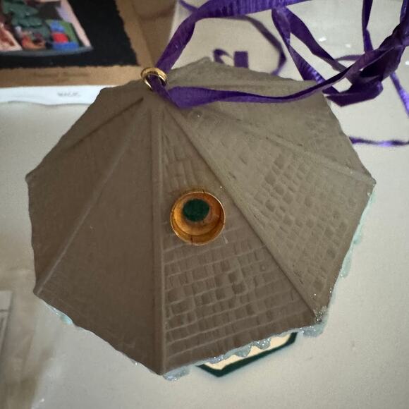 Hallmark 1996 Keepsake Ornament Treasured Memories Plug in Ornament Jim Reid - Picture 6 of 7